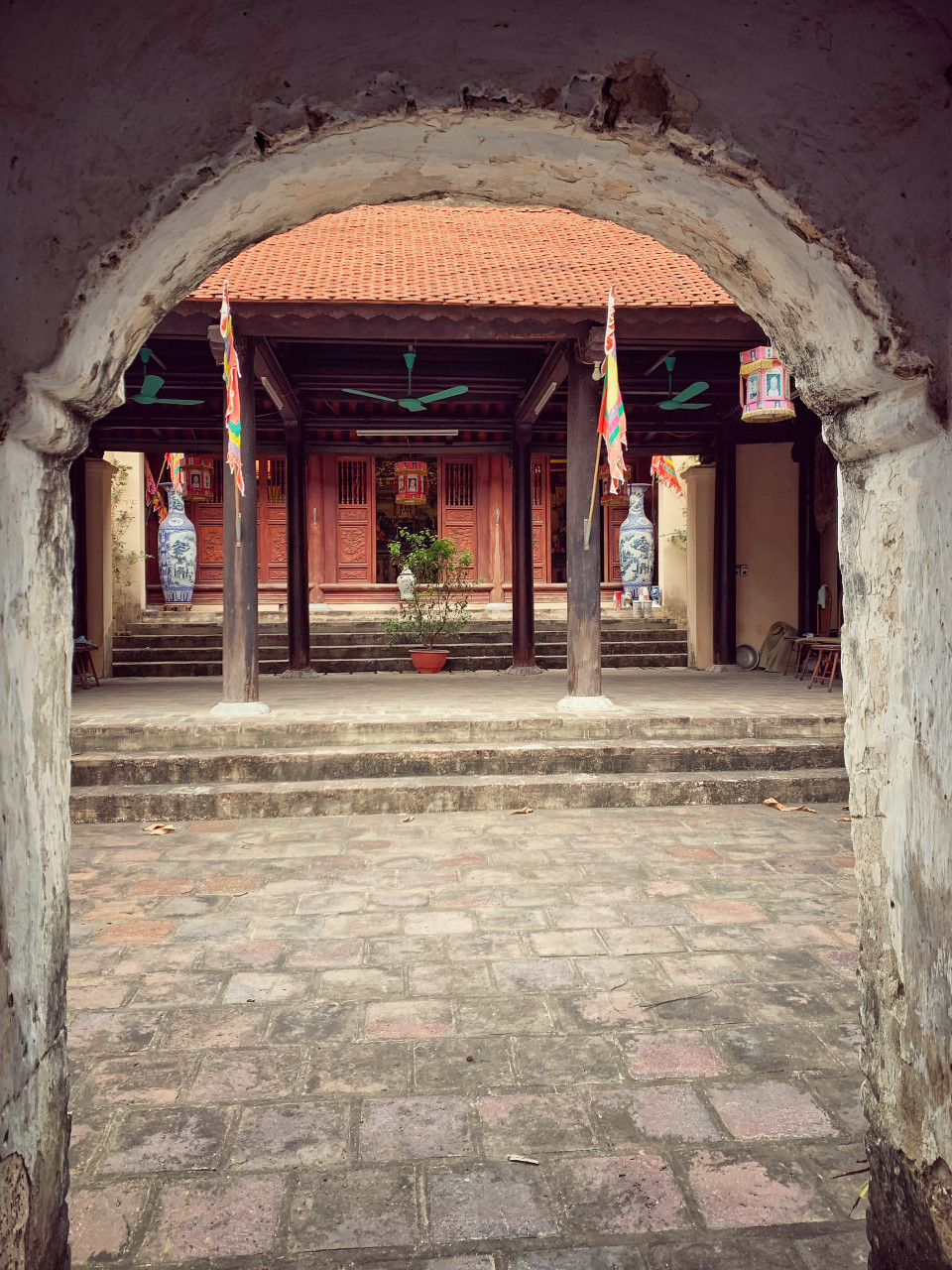 Kiến trúc chính của Văn chỉ Bát Tràng có kết cấu kiểu chữ 'Nhị,' gồm tiền tế và hậu cung, mỗi tòa được kết cấu ba gian hai dĩ. (Ảnh: CTV/Vietnam+)