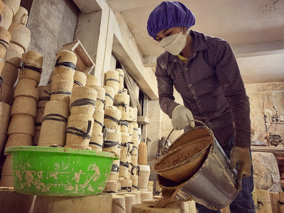 Dù dịch bệnh COVID-19 khiến nhiều hoạt động của làng nghề điêu đứng hai năm qua, nhưng người dân vẫn cố gắng duy trì hoạt động sản xuất. (Ảnh: CTV/Vietnam+)