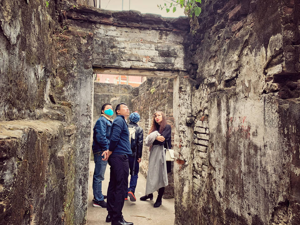 ... những cánh cổng cũ kỹ. (Ảnh: CTV/Vietnam+)