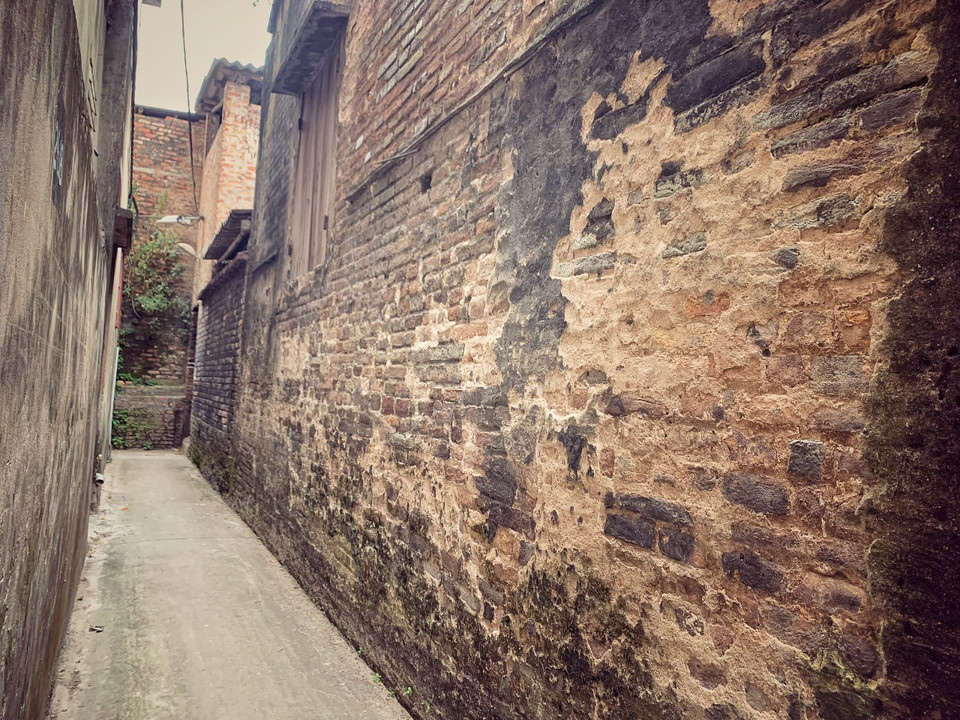 Trước đây, những bức tường này là nơi người dân trong làng dùng để ốp than, phơi khô trước khi đốt lò nung gốm. (Ảnh: CTV/Vietnam+)