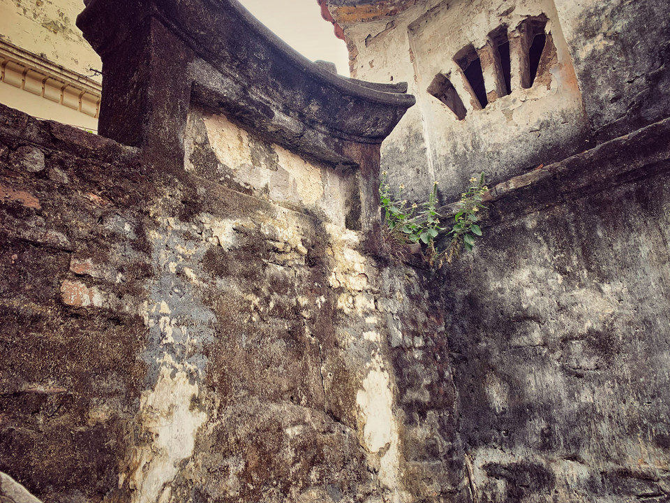 Dấu ấn thời gian in đậm nét trên cổng tam quan của Văn Chỉ.(Ảnh: CTV/Vietnam+)