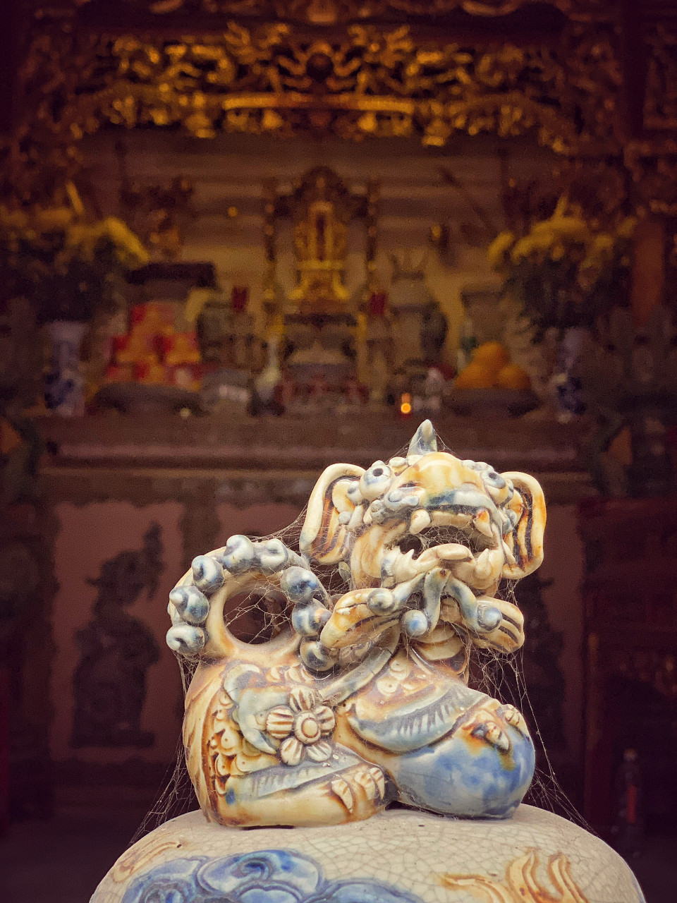 Một trong những biểu tượng đặt ngay trước lối vào tiền tế. (Ảnh: CTV/Vietnam+)