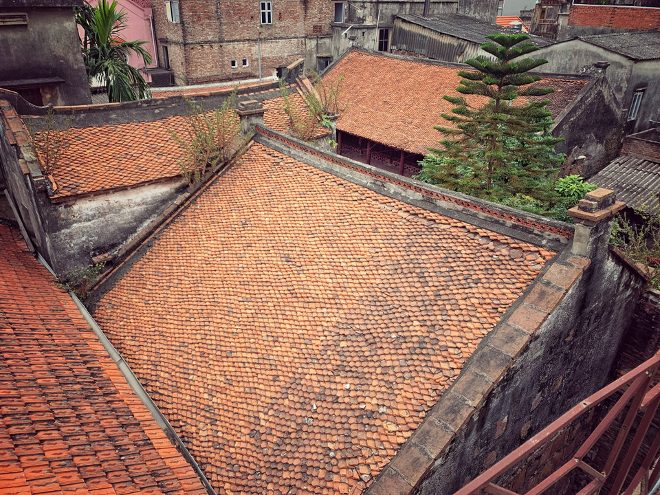 Đến làng cổ Bát Tràng không chỉ có những mái ngói xô nghiêng cổ kính... (Ảnh: CTV/Vietnam+)