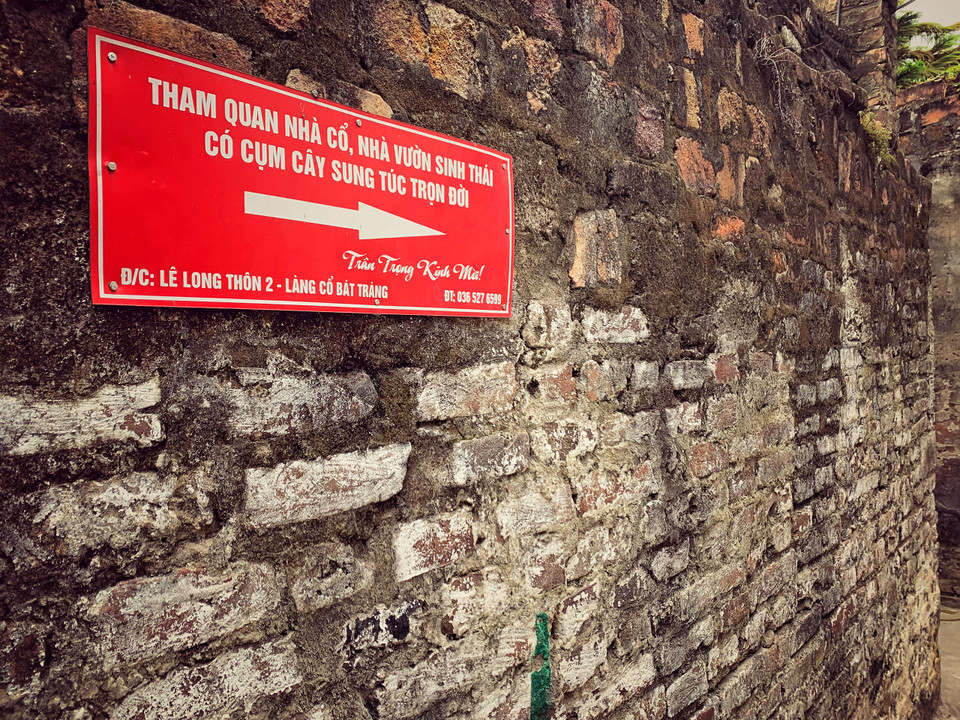 Làng Bát Tràng giờ không chỉ là làng nghề gốm mà người dân còn tự tạo thêm sinh kế từ vốn cổ bằng du lịch trải nghiệm. (Ảnh: CTV/Vietnam+)