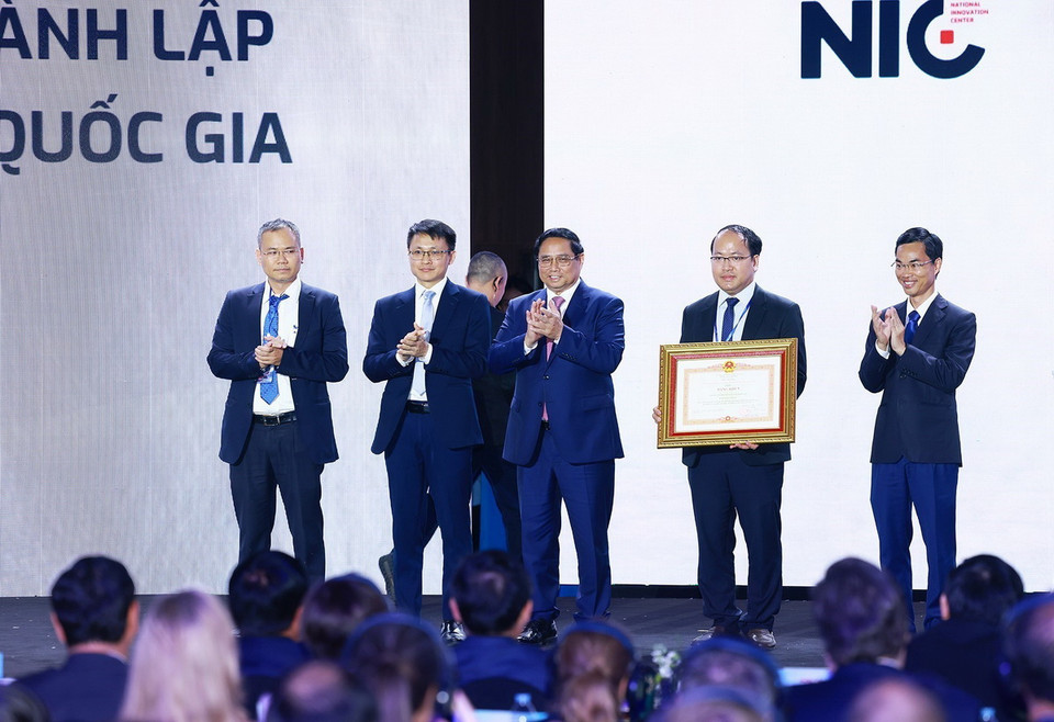 Thủ tướng Phạm Minh Chính tặng Bằng khen cho tập thể Trung tâm Đổi mới sáng tạo quốc gia. (Ảnh: Dương Giang/TTXVN)