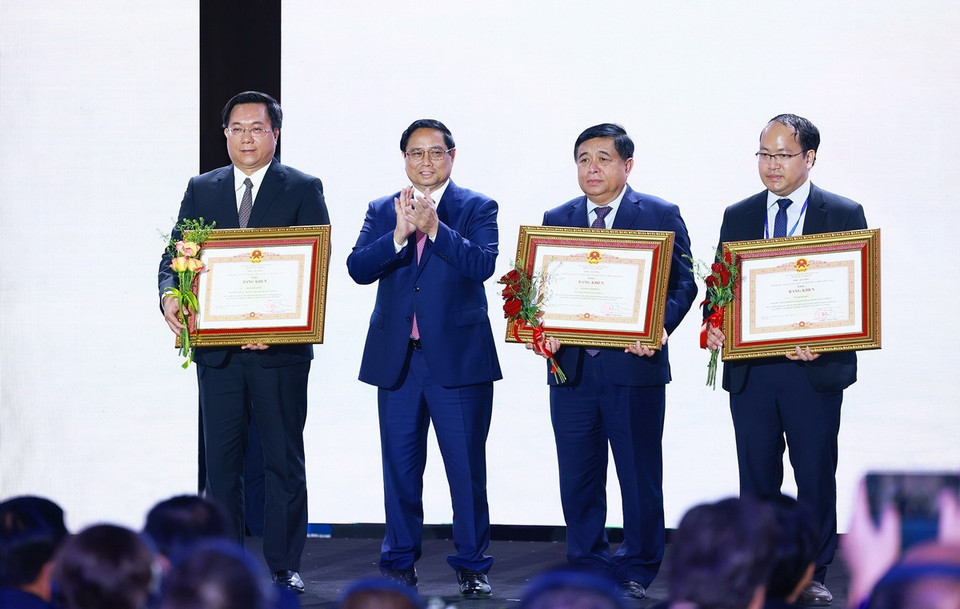 Thủ tướng Phạm Minh Chính tặng Bằng khen cho cá nhân có thành tích xuất sắc trong hoạt động đổi mới sáng tạo. (Ảnh: Dương Giang/TTXVN)