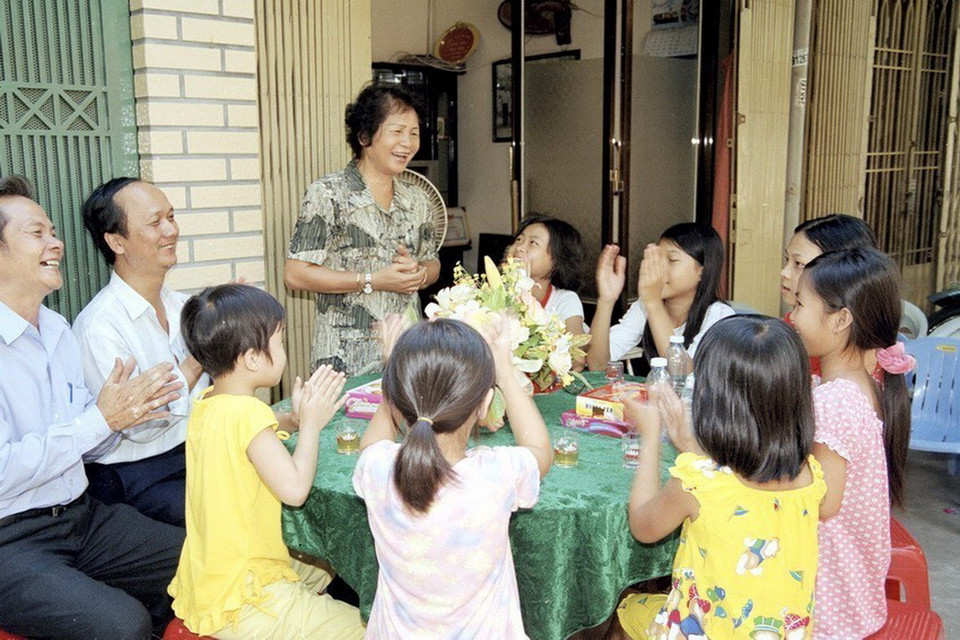 Buổi sinh hoạt định kỳ của Câu lạc bộ 'Ông, bà và cháu' (quận 11, Thành phố Hồ Chí Minh). Mô hình góp phần xây dựng 80% số hộ gia đình của thành phố đạt tiêu chuẩn văn hóa (2006). (Ảnh: Dương Ngọc/TTXVN)