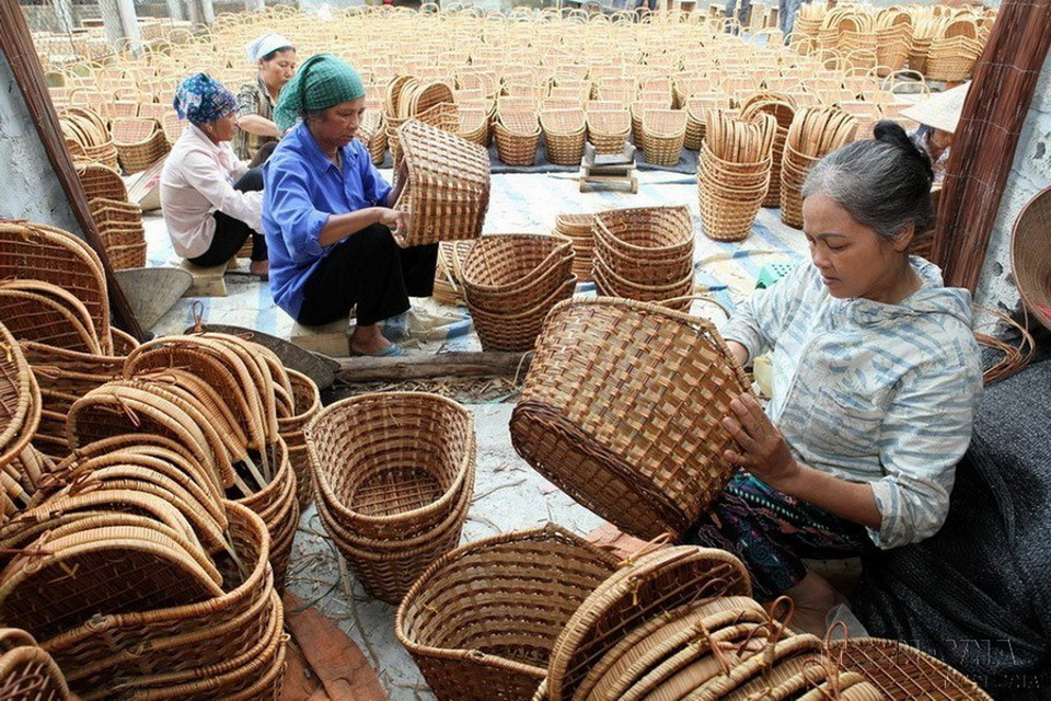 Người cao tuổi Việt Nam tham gia giữ gìn an ninh trật tự, tham gia các hoạt động ở địa phương, làm kinh tế giỏi… Trong ảnh: Sản xuất hàng mây tre đan xuất khẩu tại Công ty Mây tre đan xuất khẩu Hiền Lương, xã Phú Túc, huyện Phú Xuyên. (Ảnh: Trần Việt/TTXVN)