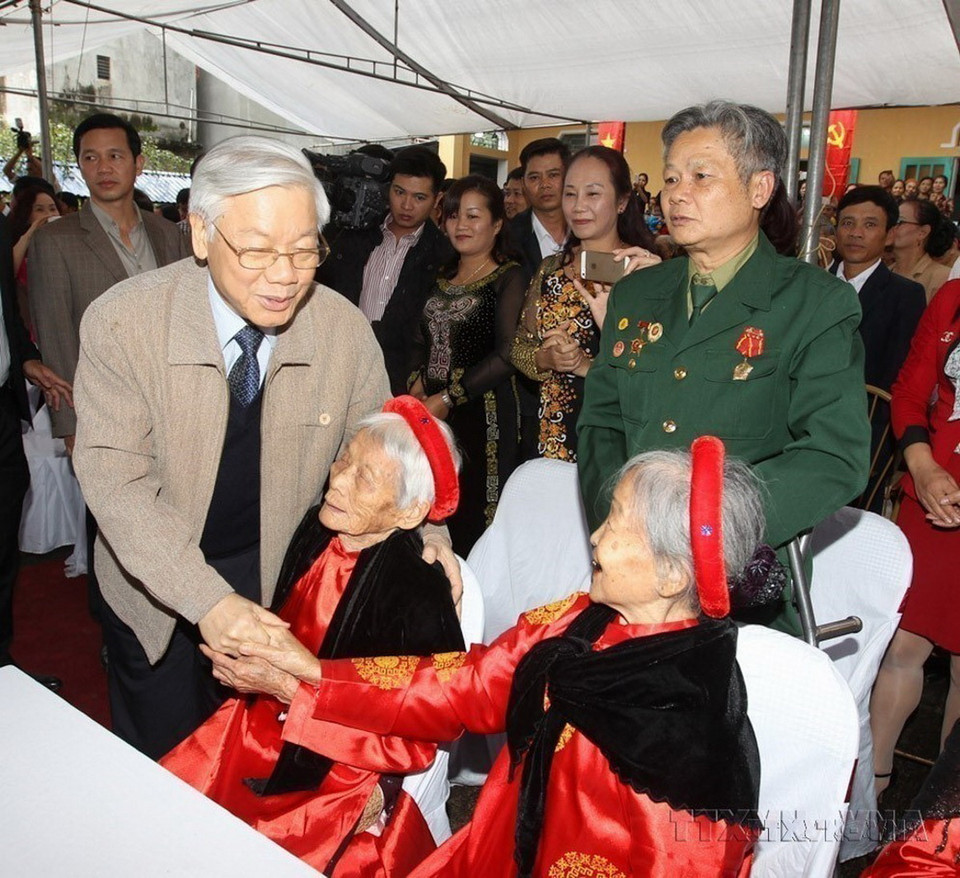 Tổng Bí thư Nguyễn Phú Trọng với người cao tuổi tại Ngày hội Đoàn kết toàn dân tộc ở khu dân cư xóm Thanh Xuyên 4, xã Trung Thành, huyện Phổ Yên, tỉnh Thái Nguyên (2014). (Ảnh: Trí Dũng/TTXVN)