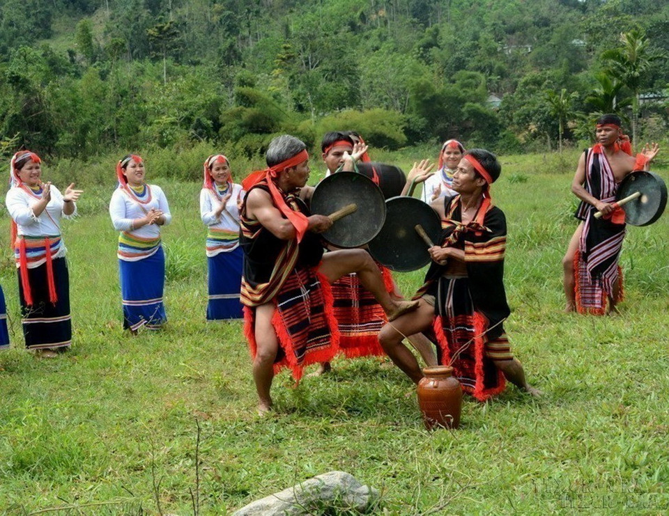 Nghệ nhân Hồ Văn Biên (bên trái) truyền dạy nghệ thuật đánh chiêng cho các học trò, nhằm bảo tồn và phát huy giá trị Di sản Cồng chiêng nơi đại ngàn. (Ảnh: Lê Ngọc Phước/TTXVN)