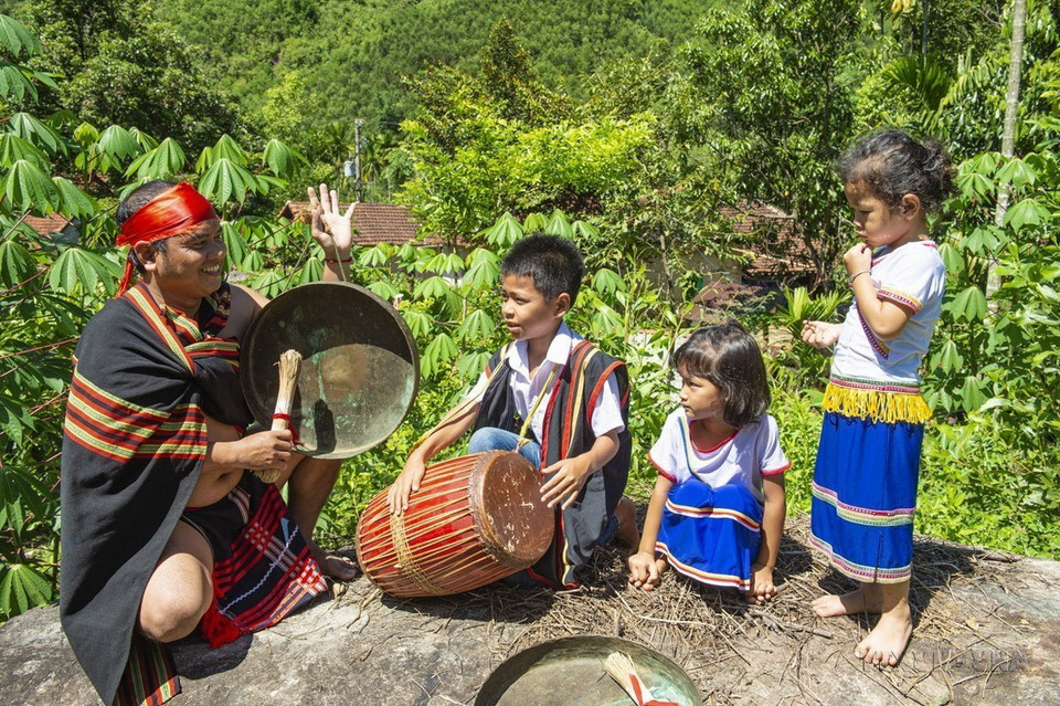 Nghệ nhân Dân tộc Cor ở huyện Trà Bồng, tỉnh Quảng Ngãi hướng dẫn đánh cồng chiêng, giới thiệu về các nhạc cụ truyền thống, các làn điệu dân ca, dân nhạc, dân vũ cho thế hệ sau. (Ảnh: Minh Đức/TTXVN)