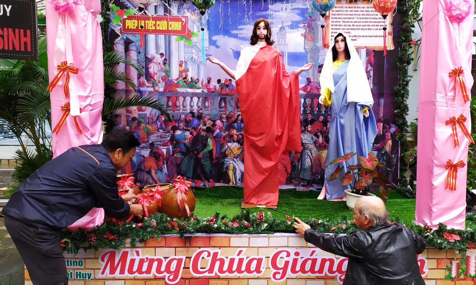 Các giáo họ trang trí đón giáng sinh tại Nhà thờ chính tòa Đà Nẵng. (Ảnh: Trần Lê Lâm/TTXVN)