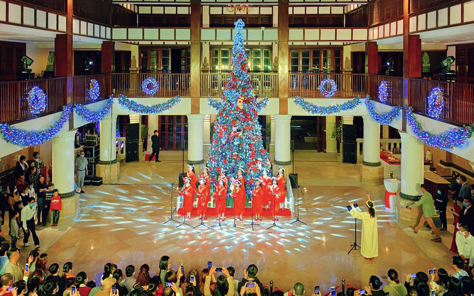 Khu nghỉ mát Furama Resort Đà Nẵng tổ chức lễ thắp sáng cây thông Noel và nhiều chương trình khuyến mãi, giảm giá dịp Giáng sinh để thu hút du khách. (Ảnh: Trần Lê Lâm/TTXVN)