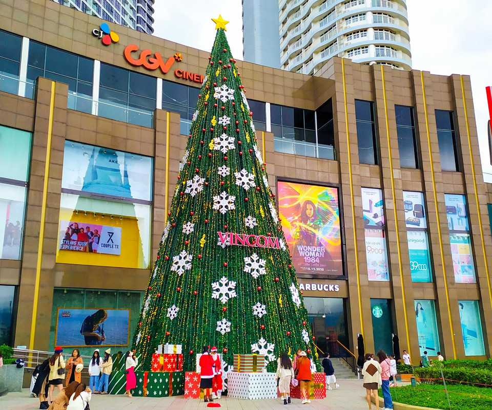 Các trung tâm thương mại Đà Nẵng trang trí cây thông Noel để phục vụ người dân và du khách đến tham quan vui chơi dịp Giáng sinh. (Ảnh: Trần Lê Lâm/TTXVN)