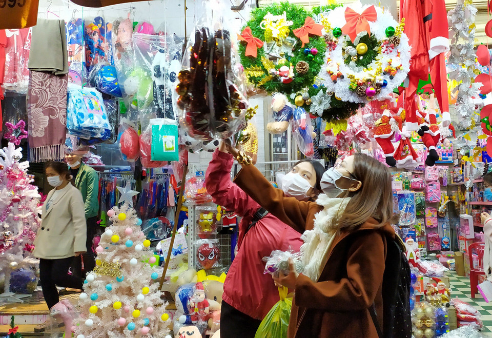 Người dân chọn mua đồ trang trí Giáng sinh tại các cửa hàng ở Đà Nẵng. (Ảnh: Trần Lê Lâm/TTXVN)