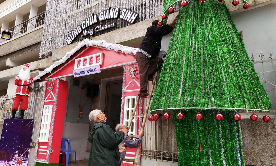 Các giáo họ trang trí đón giáng sinh tại Nhà thờ chính tòa Đà Nẵng. (Ảnh: Trần Lê Lâm/TTXVN)