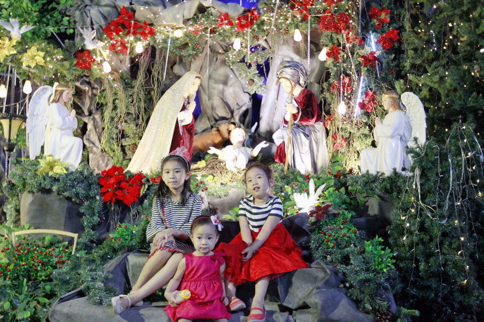 Chụp ảnh lưu niệm nhân dịp Giáng sinh 2020 tại nhà thờ Cứu Thế (quận 3). (Ảnh: Thanh Vũ/TTXVN)