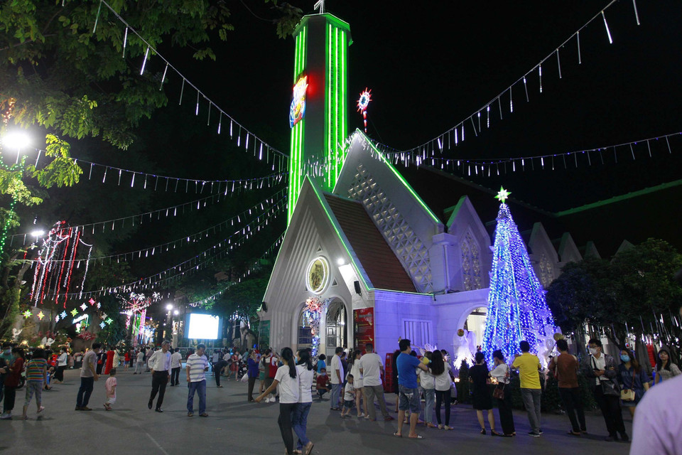 Đông đảo người dân đến chụp ảnh lưu niệm nhân dịp Giáng sinh 2020 tại nhà thờ Cứu Thế (quận 3). (Ảnh: Thanh Vũ/TTXVN)