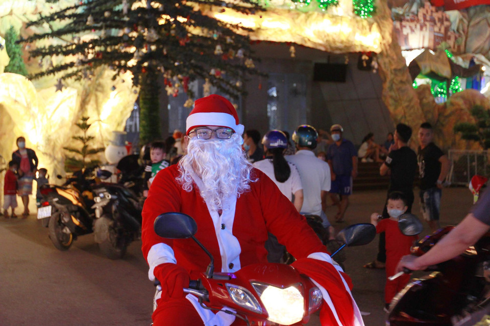 Ông già Noel cùng các phần quà chuẩn bị tặng trẻ em nhân dịp Giáng sinh.(Ảnh: Thanh Vũ/TTXVN)