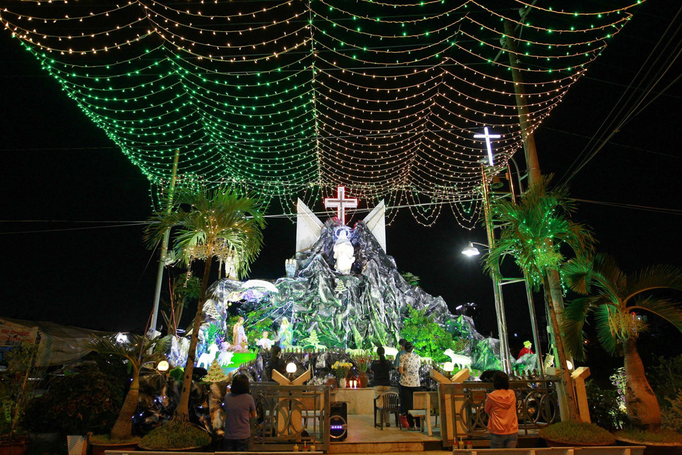 Xứ đạo Chấn Hưng, Bắc Hải (quận Tân Bình) trang trí rực rỡ chuẩn bị đón Giáng sinh 2020. (Ảnh: Thanh Vũ/TTXVN)