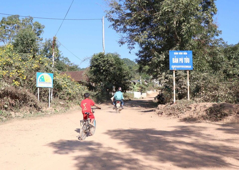 Cửa ngõ bản Pú Tửu của cộng đồng dân tộc Khơ Mú. (Ảnh: Xuân Tiến/TTXVN)