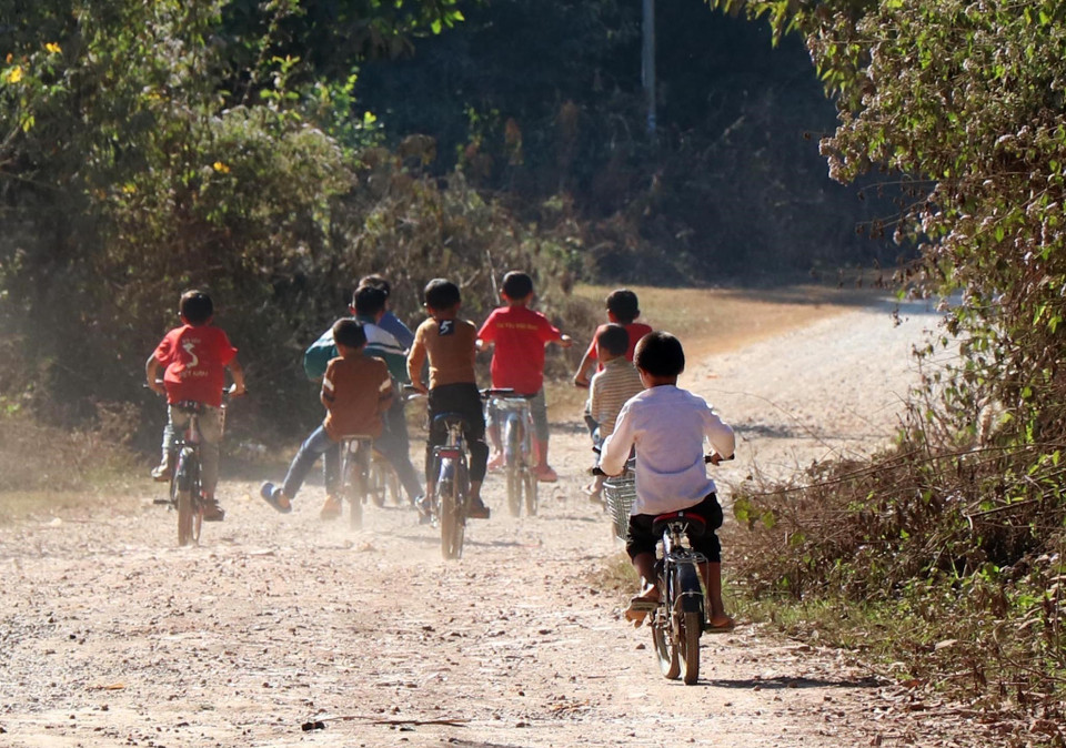 Học sinh dân tộc Khơ mú trên đường đi học về. (Ảnh: Xuân Tiến/TTXVN)