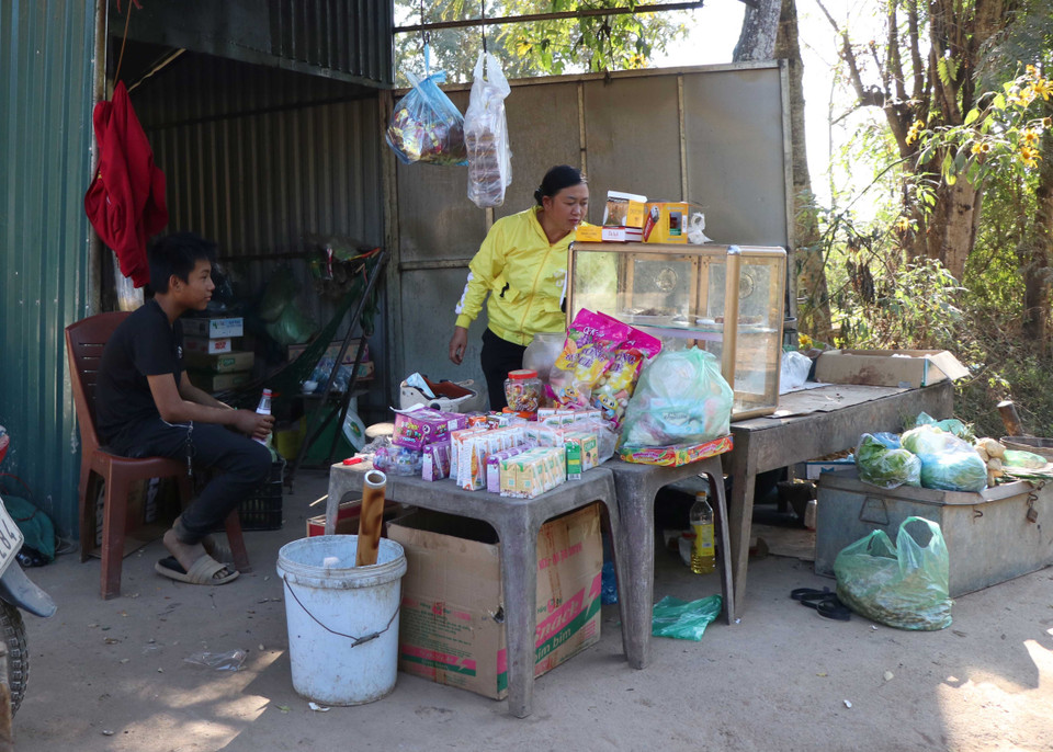 Đã có nhiều cửa hàng tạp hóa ở ngay trung tâm bản được các hộ gia đình đầu tư kinh doanh, phục vụ nhu cầu mua sắm cho người dân. (Ảnh: Xuân Tiến/TTXVN)