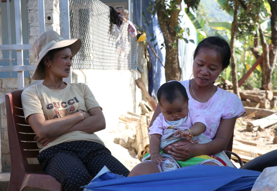 Phụ nữ dân tộc Khơ Mú bản Pú Tửu trong lúc nghỉ ngơi, không bận việc nương rẫy. (Ảnh: Xuân Tiến/TTXVN)