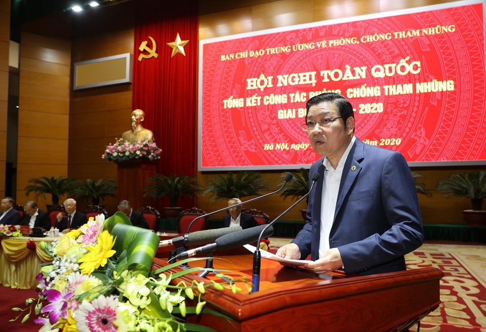 Ông Phan Đình Trạc, Bí thư Trung ương Đảng, Trưởng ban Nội chính Trung ương, Phó Trưởng ban thường trực Ban Chỉ đạo Trung ương về phòng, chống tham nhũng trình bày Báo cáo tóm tắt tổng kết công tác phòng chống tham nhũng giai đoạn 2013-2020; phương hướng, nhiệm vụ, giải pháp trong thời gian tới. (Ảnh: Phương Hoa/TTXVN)