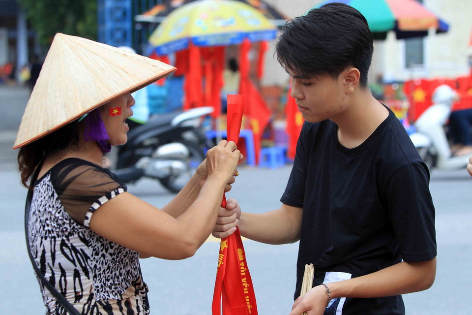  Cổ động viên tại Hải Phòng mua băngrôn cổ vũ cho đội tuyển Olympic Việt Nam tại sân vận động Lạch Tray. (Ảnh: An Đăng/TTXVN)