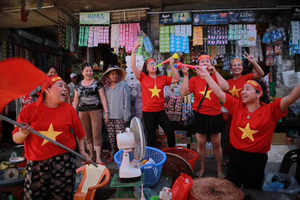 Không khí cổ vũ bóng đá của tiểu thương chợ An Cựu, thành phố Huế. (Ảnh: Hồ Cầu/TTXVN)