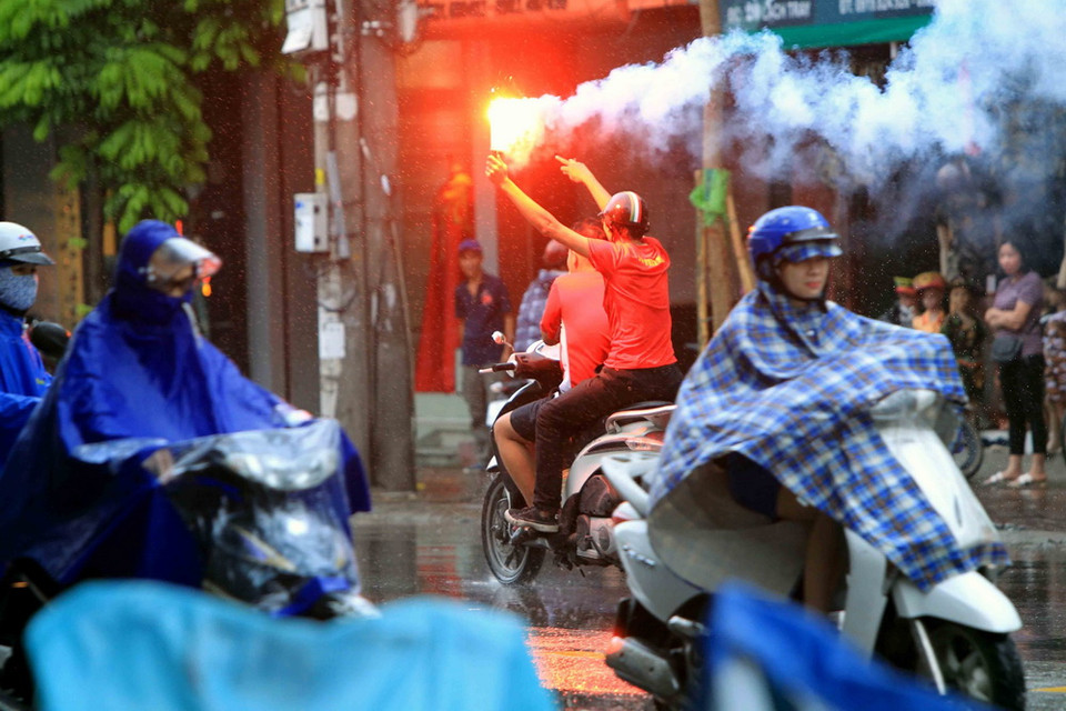 Cổ động viên đã đốt pháo sáng cổ vũ cho đội tuyển Olympic Việt Nam tại sân vận động Lạch Tray. (Ảnh: An Đăng/TTXVN)