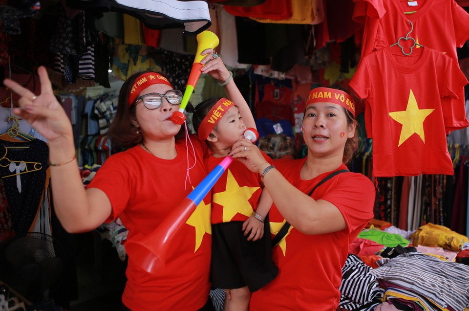 Không khí cổ vũ bóng đá của tiểu thương chợ An Cựu, thành phố Huế. (Ảnh: Hồ Cầu/TTXVN)