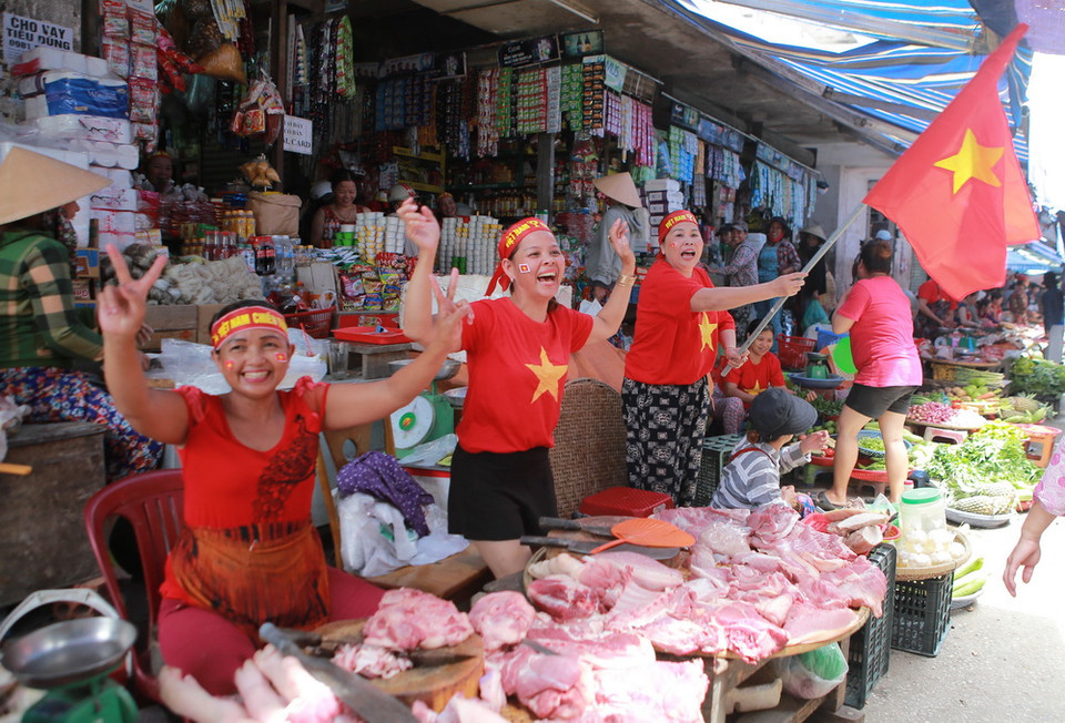 Không khí cổ vũ bóng đá của tiểu thương chợ An Cựu, thành phố Huế. (Ảnh: Hồ Cầu/TTXVN)