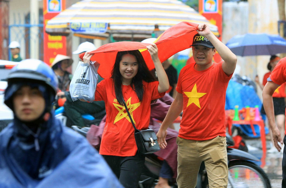 Cổ động viên hải Phòng đến sân vận động Lạch Tray để chuẩn bị cổ vũ cho đội Olympic Việt Nam. (Ảnh: An Đăng/TTXVN)