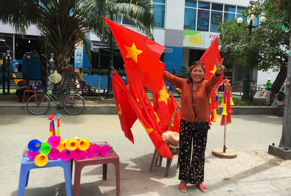 Không khí cổ vũ bóng đá của tiểu thương chợ An Cựu, thành phố Huế. (Ảnh: Hồ Cầu/TTXVN)