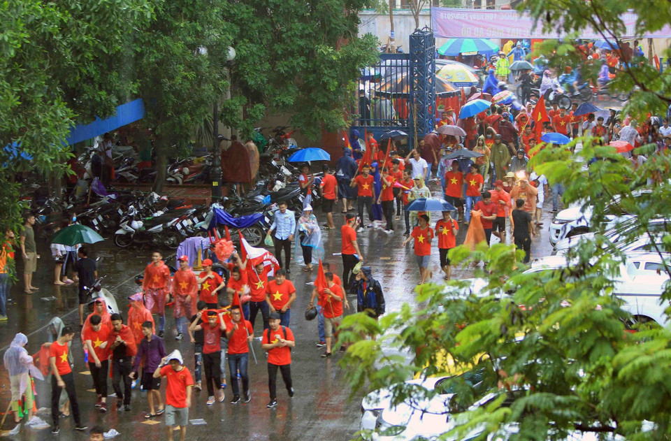 Cổ động viên hải Phòng đến sân vận động Lạch Tray để chuẩn bị cổ vũ cho đội Olympic Việt Nam. (Ảnh: An Đăng/TTXVN)