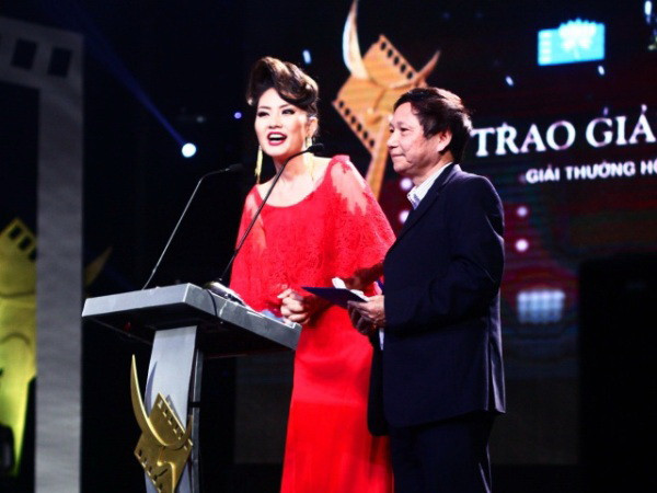 Phương Lan nhận giải Nữ diễn viên chính xuất sắc nhất, hạng mục phim truyền hình. (Ảnh: Anh Thơm/Vietnam)