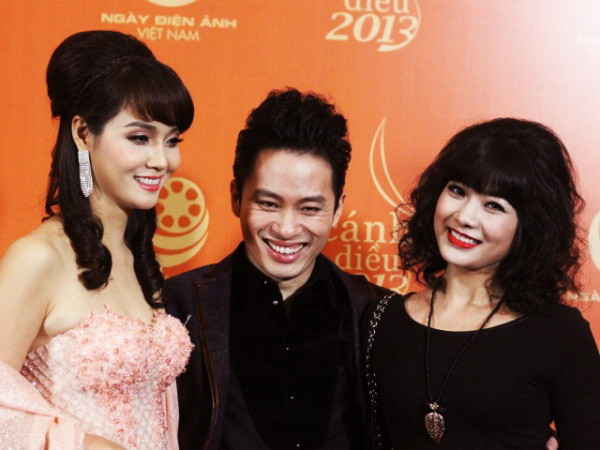 Ca sỹ Tùng Dương bẽn lẽn trước hai người đẹp. (Ảnh: Anh Thơm/Vietnam+)