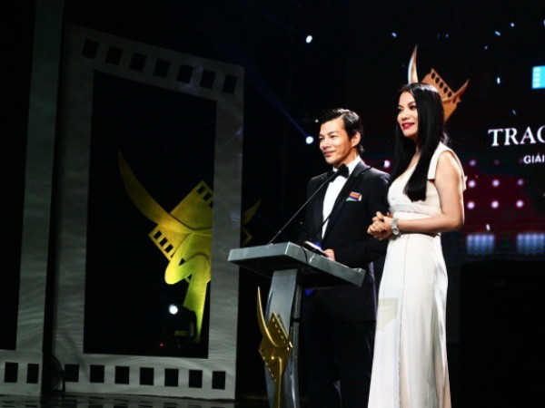 Cặp vợ chồng Trương Ngọc Ánh-Trần Bảo Sơn vinh dự được lên công bố Cánh diều vàng. (Ảnh: Anh Thơm/Vietnam)