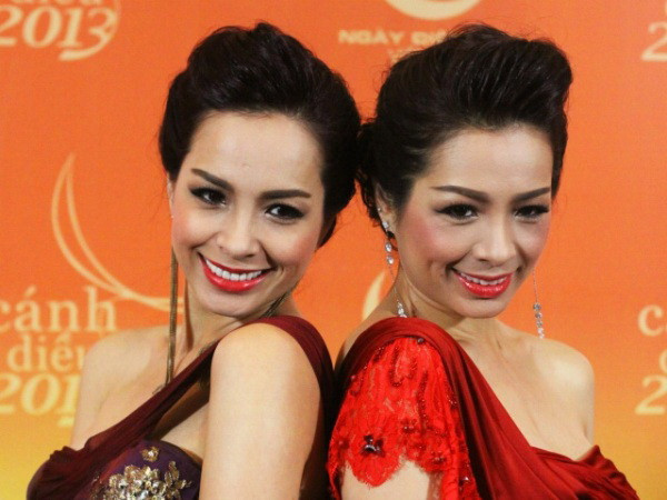 Cặp song sinh Thúy Hằng-Thúy Hạnh được giao trọng trách công bố Cánh diều vàng 2003. (Ảnh: Anh Thơm/Vietnam+)