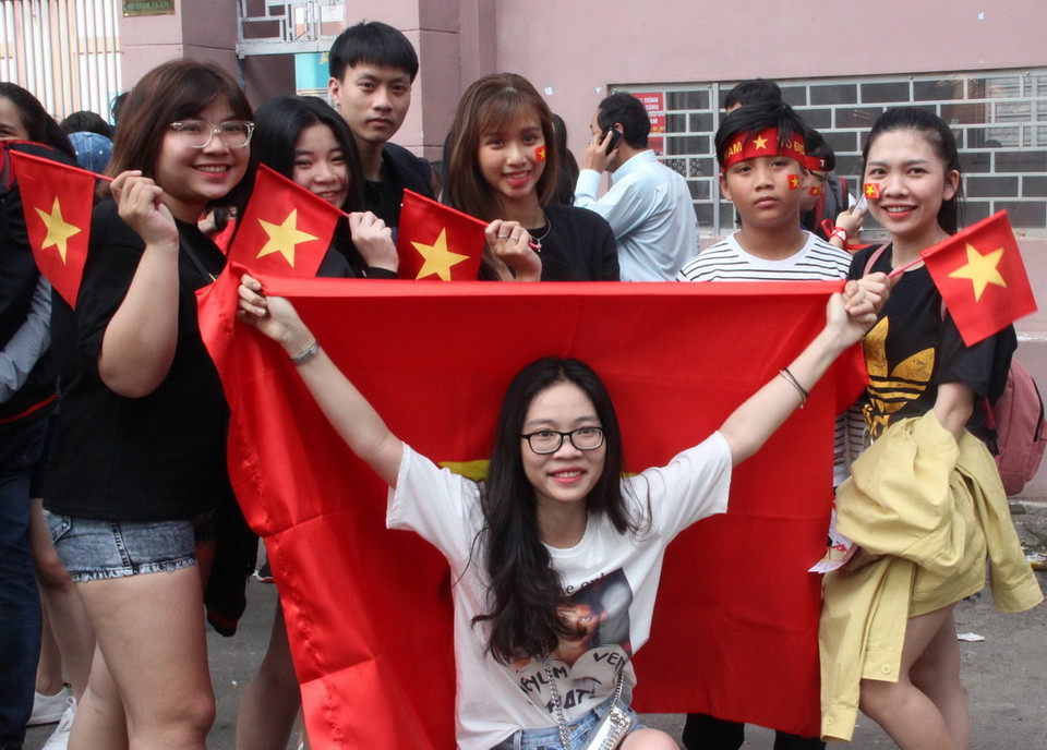 Người hâm mộ bóng đá Thành phố Hồ Chí Minh đến giao lưu với đội tuyển U23 Việt Nam. (Ảnh: Xuân Dự/TTXVN)