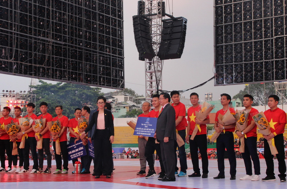 Các cầu thủ U23 Việt Nam nhận phần thưởng của các đơn vị, doanh nghiệp tại Thành phố Hồ Chí Minh trao tặng. Ảnh: Xuân Dự - TTXVN