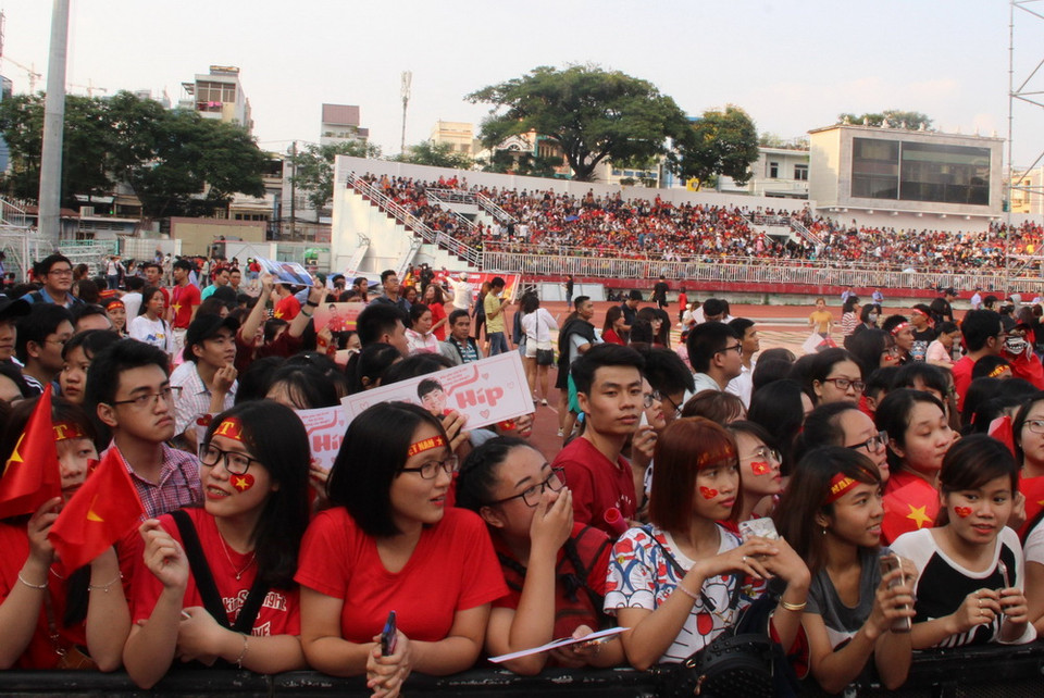 Người hâm mộ bóng đá phủ kín sân vận động Thống Nhất. (Ảnh: Xuân Dự/TTXVN)