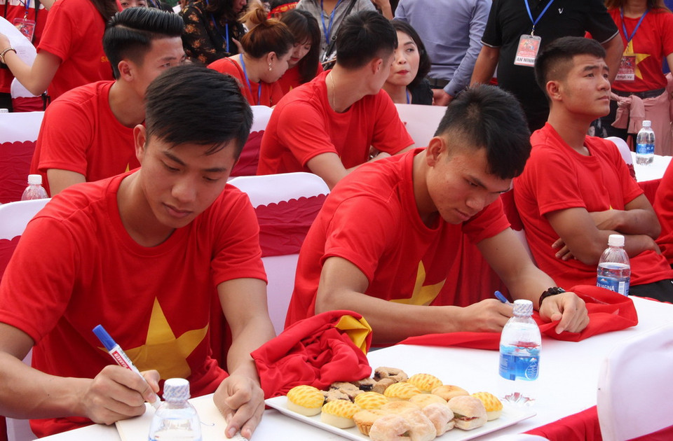 Các cầu thủ U23 Việt Nam ký tặng người hâm mộ bóng đá. (Ảnh: Xuân Dự/TTXVN)