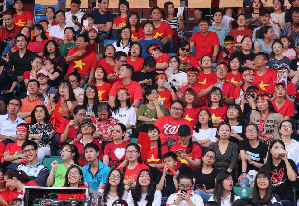 Người hâm mộ bóng đá phủ kín sân vận động Thống Nhất. (Ảnh: Xuân Dự/TTXVN)