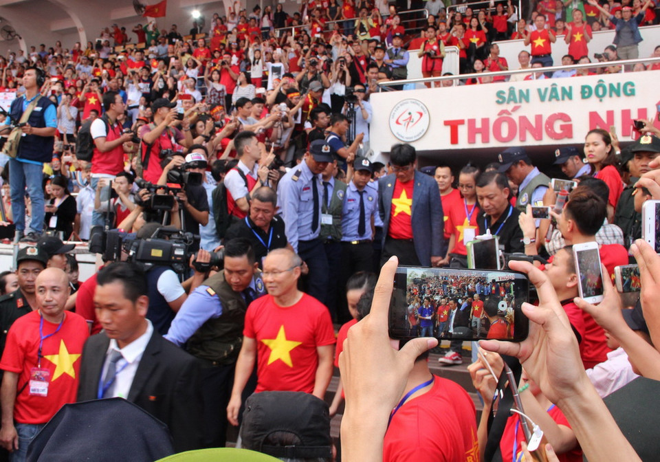 Đội tuyển U23 Việt Nam xuất hiện trong tiếng reo hò không ngớt của người hâm mộ. (Ảnh: Xuân Dự/TTXVN)