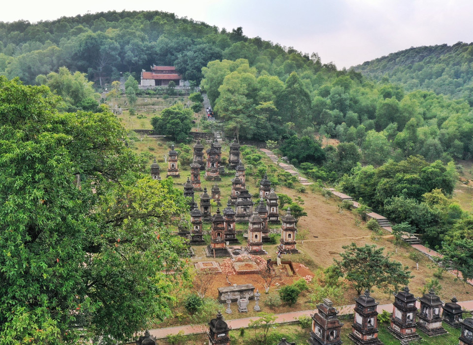 Chùa Bổ Đà, còn được gọi là chùa Bổ, toạ lạc trên ngọn núi Phượng Hoàng (Bổ Đà sơn), thuộc địa phận thôn Thượng Lát, xã Tiên Sơn, huyện Việt Yên, tỉnh Bắc Giang. Một trong những nét đặc sắc của chùa Bổ là khu vườn tháp tăng nằm nghiêng theo độ cao của núi Bổ Đà trên diện tích gần 8.000 m², là nơi tàng lưu xá lị, tro cốt nhục thân của các vị hòa thượng dòng thiền Lâm Tế. (Ảnh: Mai Mai/Vietnam+)