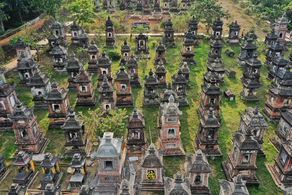 Với khoảng 100 ngôi tháp, vườn tháp chùa Bổ Đà được đánh giá là đẹp và lớn nhất trong số những ngôi cổ tự ở Việt Nam. Đây là nơi yên nghỉ của hơn 1.000 vị cao tăng đã từng tu hành tại chùa qua các thời kỳ lịch sử. Mỗi cây tháp an táng từ 4-26 thi hài; đa số tháp trong vườn là tháp 3-4 tầng với độ cao 3-5 mét, những ngôi tháp sư tổ còn cao rộng hơn nữa. (Ảnh: Mai Mai/Vietnam+)