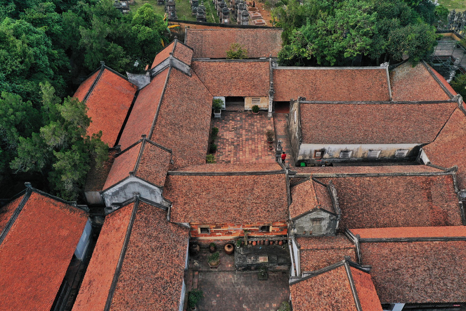 Quần thể chùa Bổ Đà là một tập hợp di tích gồm: Chùa cổ có tên Bổ Đà sơn (gọi tắt là chùa Bổ Đà, chùa Bổ; hay chùa Quán Âm); chùa chính Tứ Ân, Am Tam Đức (xây dựng sau, vào thời Hậu Lê). Ngoài ra trên núi Bổ Đà còn có đền thờ Thạch tướng quân (tức Thạch Tướng Đại Vương - người có công giúp vua Hùng thứ 16 chống giặc ngoại xâm). (Ảnh: Mai Mai/Vietnam+)
